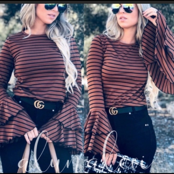 Tops - 🎉HP🎉Brown Ruffled Top